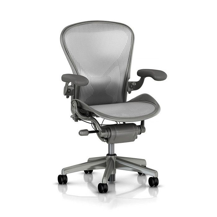 Ортопедическое офисное кресло Aeron Titanium от Herman Miller — мебель из списка Forbes