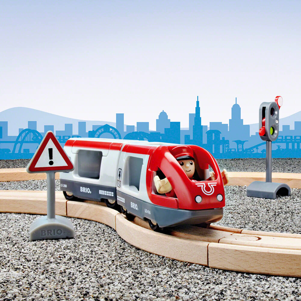 Игрушечный поезд BRIO Express Train с двумя локомотивами, вагоном и фигурками людей