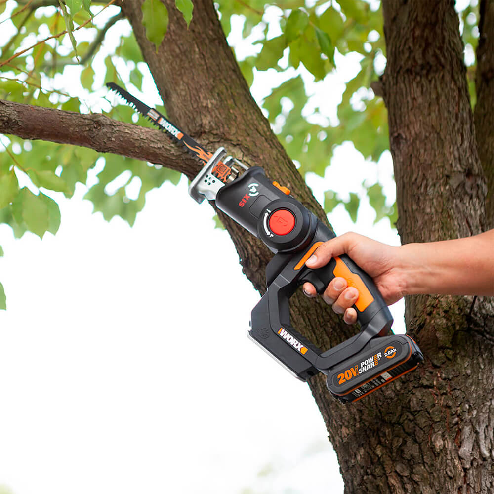 Многофункциональная аккумуляторная пила WORX Axis WX550 для дерева, пластика и металла