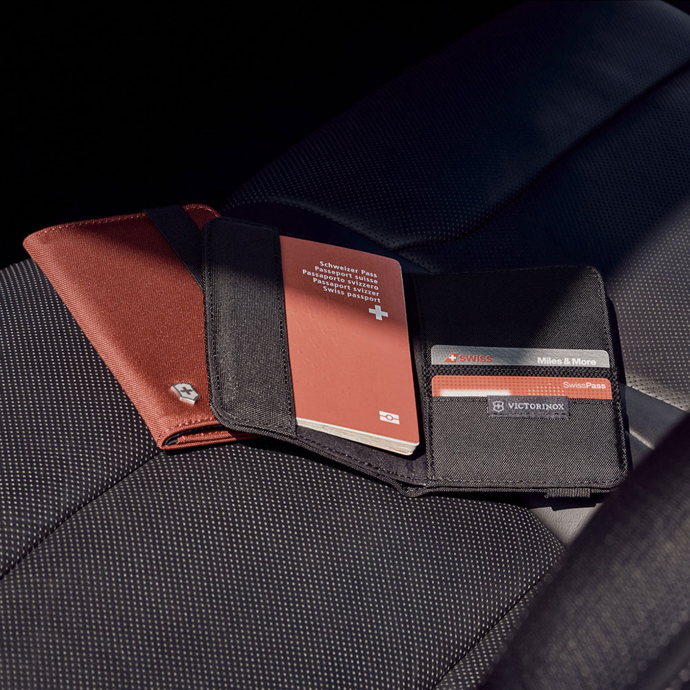 Швейцарская обложка-органайзер для паспорта Victorinox Travel 5.0 Passport с RFID-защитой и отделениями для карт и наличных